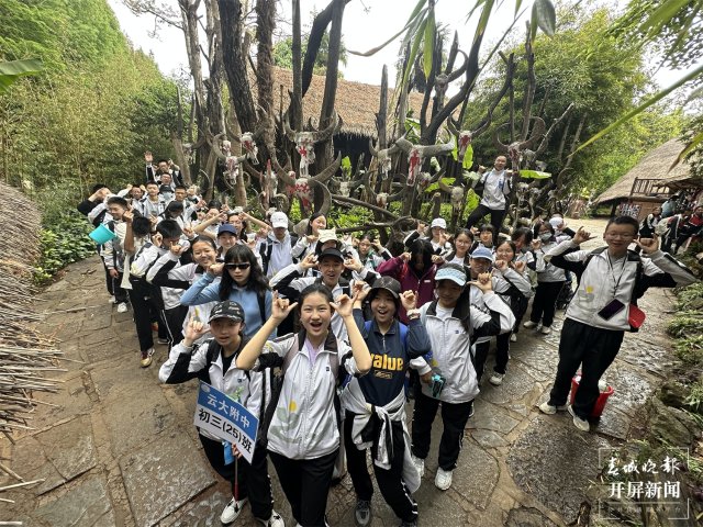 云大附中开展春游活动深化文化认同教育